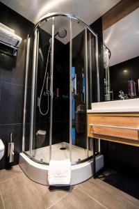 łazienka z prysznicem i umywalką w obiekcie Hotel Limanova w Limanowej