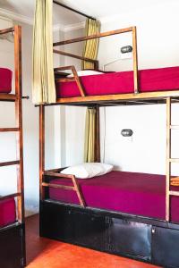 Postel nebo postele na pokoji v ubytování Naughty Nest Hostel Bali