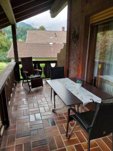 un patio con tavolo e sedie su un balcone di Appartementhaus Florianshof a Garmisch-Partenkirchen