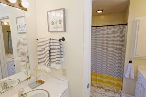 Koupelna v ubytování LAKE-FRONT! Hot tub, walk 2 town, chrgr sleeps 17 + 49 fotografií