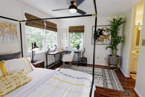 Postel nebo postele na pokoji v ubytování LAKE-FRONT! Hot tub, walk 2 town, chrgr sleeps 17