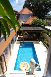 Bazén v ubytování Naughty Nest Hostel Bali nebo v jeho okolí