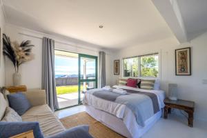 Piemelon Bay Views - Coast & Country客房内的一张或多张床位