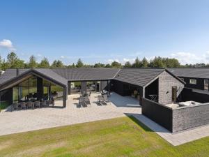 ボーゲンセにある5 star holiday home in Bogenseのパティオ(テーブル、椅子付)