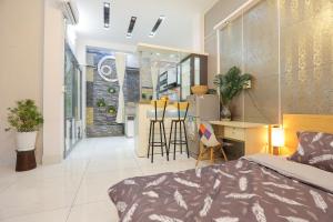 Ένα ή περισσότερα κρεβάτια σε δωμάτιο στο Cozy studio in Phu Nhuan District near District 1
