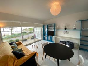 Posedenie v ubytovaní Appartement 4 personnes, rez-de-chaussée, piscine, plage à 200 m, wifi - FR-1-709-32