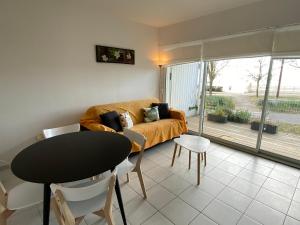 Posedenie v ubytovaní Appartement 4 personnes, rez-de-chaussée, piscine, plage à 200 m, wifi - FR-1-709-32