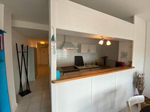 Kuchyňa alebo kuchynka v ubytovaní Appartement 4 personnes, rez-de-chaussée, piscine, plage à 200 m, wifi - FR-1-709-32