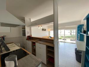 Kuchyňa alebo kuchynka v ubytovaní Appartement 4 personnes, rez-de-chaussée, piscine, plage à 200 m, wifi - FR-1-709-32