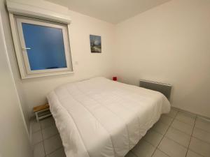 Posteľ alebo postele v izbe v ubytovaní Appartement 4 personnes, rez-de-chaussée, piscine, plage à 200 m, wifi - FR-1-709-32