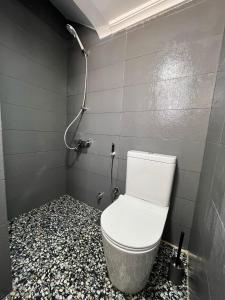 Ένα μπάνιο στο Luxurious 4 Bedrooms Twin House for rent in Mountain View Ras El Hikma +29 φωτογραφίες