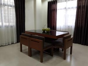 Una mesa de comedor con manzanas encima. en Balay 257 Camp 7, Baguio City, en Baguio