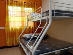 una litera con escalera en una habitación en Balay 257 Camp 7, Baguio City, en Baguio