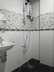 y baño con lavabo y ducha. en Balay 257 Camp 7, Baguio City, en Baguio