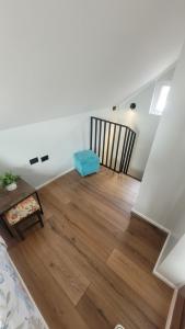 an attic room with a blue ottoman on a wooden floor at Apartamento Estocolmo IV in Valdivia