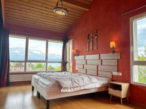 1 dormitorio con 1 cama grande con paredes y ventanas de color rojo en Villa avec terrasse, jardin, proche Evian et pistes, Wifi, parking - FR-1-498-19, en Lugrin