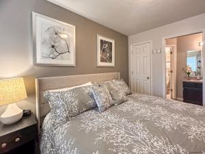 Ένα ή περισσότερα κρεβάτια σε δωμάτιο στο Inn Building Condo 206 Beautiful updated condo