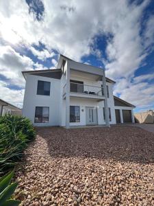 Port HughesLevendi on Par的砾石车道上的白色房子