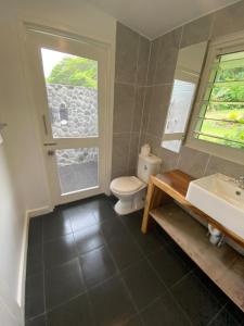Koupelna v ubytování Waterfront modern 3br home Vale Ni Vonu + 37 fotografií