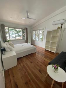 Postel nebo postele na pokoji v ubytování Waterfront modern 3br home Vale Ni Vonu