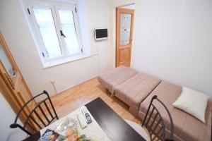Televízia a/alebo spoločenská miestnosť v ubytovaní Apartment Duje