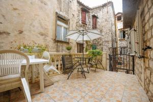 Patio alebo iná vonkajšia časť ubytovania Apartment Duje
