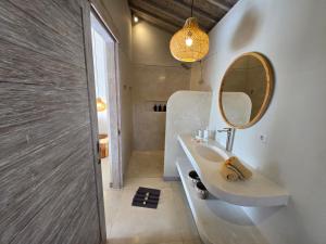 Koupelna v ubytování United Colors of Bali Nature + 72 fotografií