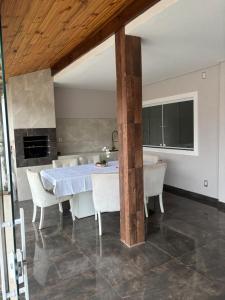 a dining room with a blue table and chairs at Luxuosa Casa, 10 Min do Minas Shopping and Hospitals in Belo Horizonte