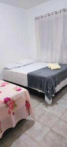 Dos camas sentadas en una habitación con en Casa Cabugi Praia JR, en Natal