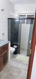 Un baño con ducha y WC. en Casa Cabugi Praia JR, en Natal 25 fotos más