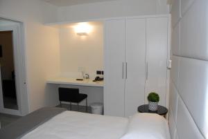 una camera con letto bianco e scrivania di LHP Suite Rapallo a Rapallo