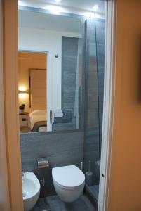 e bagno con servizi igienici e doccia in vetro. di LHP Suite Rapallo a Rapallo