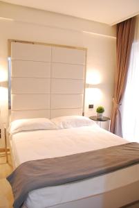 1 dormitorio con 1 cama grande y cabecero grande en LHP Suite Rapallo, en Rapallo