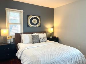 a bedroom with a large white bed with two lamps at Lovely Home 30MIN to Berkeley, SF, Napa in Pinole