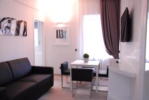 ein Wohnzimmer mit Sofa und Tisch in der Unterkunft LHP Suite Rapallo in Rapallo
