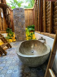 uma casa de banho com uma grande banheira num quarto em Tongo Hill Cottages em Moalboal mais 37 fotografias