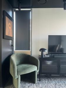 TV a/nebo společenská místnost v ubytování Contemporary City Studio + 3 fotografie