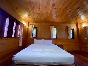 Postel nebo postele na pokoji v ubytování Baan Soontree Resort