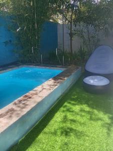 une piscine avec des toilettes dans l'herbe dans l'établissement Surferce dream guest house, à Ahangama