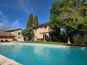 a swimming pool in front of a house at Lo Canto in Gaillac