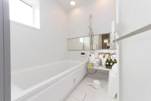 Vannituba majutusasutuses 新築 MUJI House 無印良品の家 新宿まで20分 駅まで徒歩7分 Walmart, Don Don Donki and 成城石井 at Tanashi Station