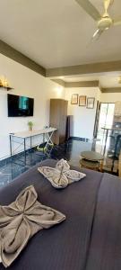 a room with a bed with towels on it at Green House Stay in Mandrem
