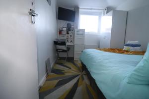ロンドンにあるWest Dulwich Home 28 Mins to London Victoriaのベッドと机と窓のある寝室 +12枚の写真