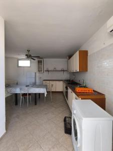 a small kitchen with a table and a microwave at casa vacanza emanuele in Alezio