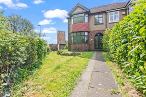 an old brick house with a sidewalk in front of it at Spacious 4-Bedroom Home in Peaceful Coventry Spot in Parkside