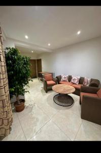 ein Wohnzimmer mit Sofa und Tisch in der Unterkunft Center Apartments The Quiet Luxury 1 in Plowdiw