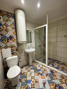 ein Badezimmer mit Toilette und Waschbecken in der Unterkunft Center Apartments The Quiet Luxury 1 in Plowdiw