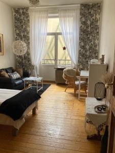 una camera da letto con un letto e un soggiorno di Rum mitt i centrala Helsingborg a Helsingborg
