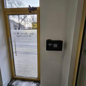 eine Tür mit einem Fenster mit einem Schild drauf in der Unterkunft Center Apartments The Quiet Luxury 1 in Plowdiw + 2 Fotos