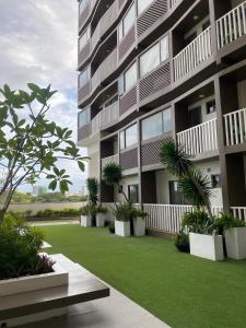 een appartementengebouw met een groen gazon ervoor bij Casa Moderna Iloilo in Iloilo City
